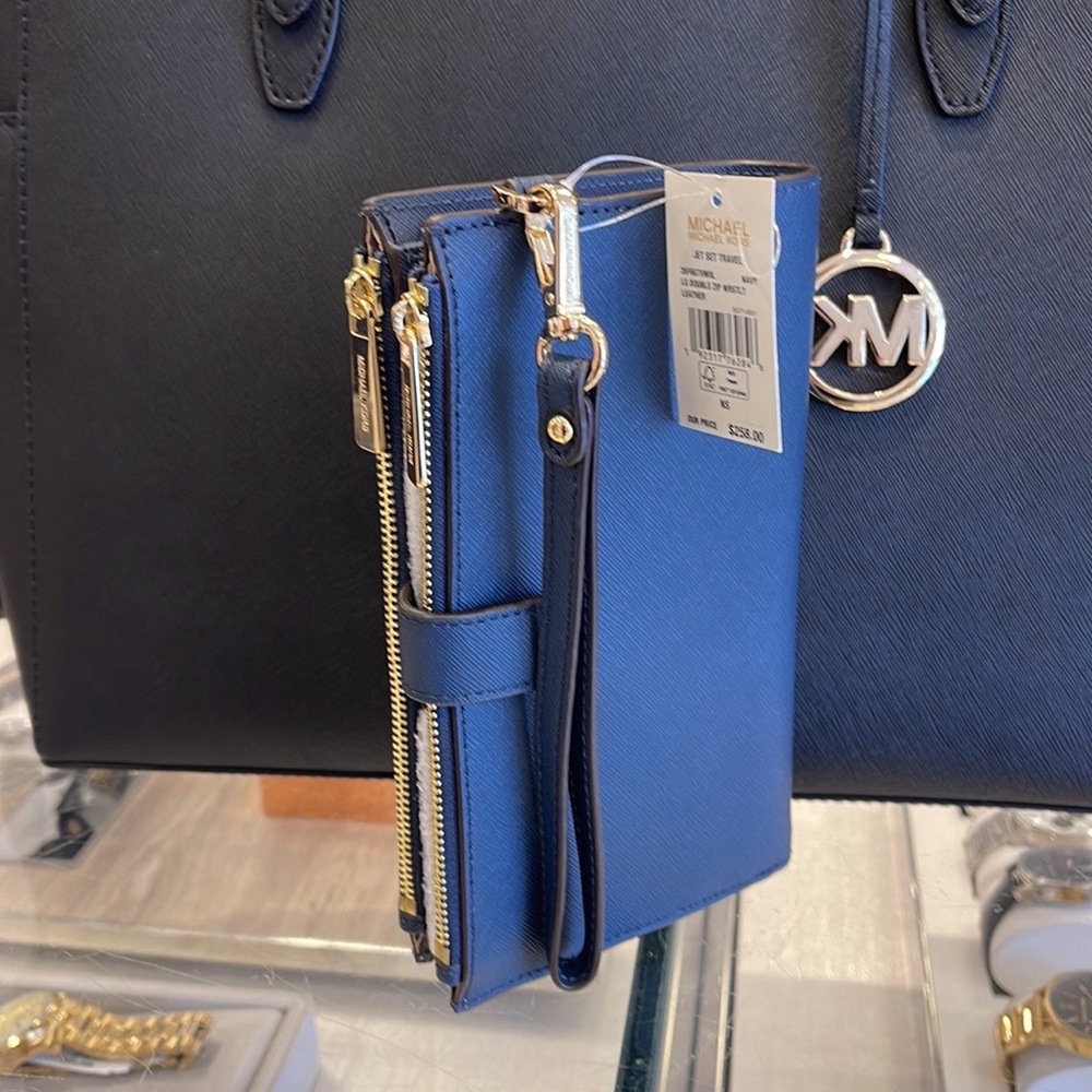 MICHAEL KORS LARGE DOUBLE ZIP WRISTLET WALLET PHONE CASE 
Navy 
NWT - Picture 4 of 16